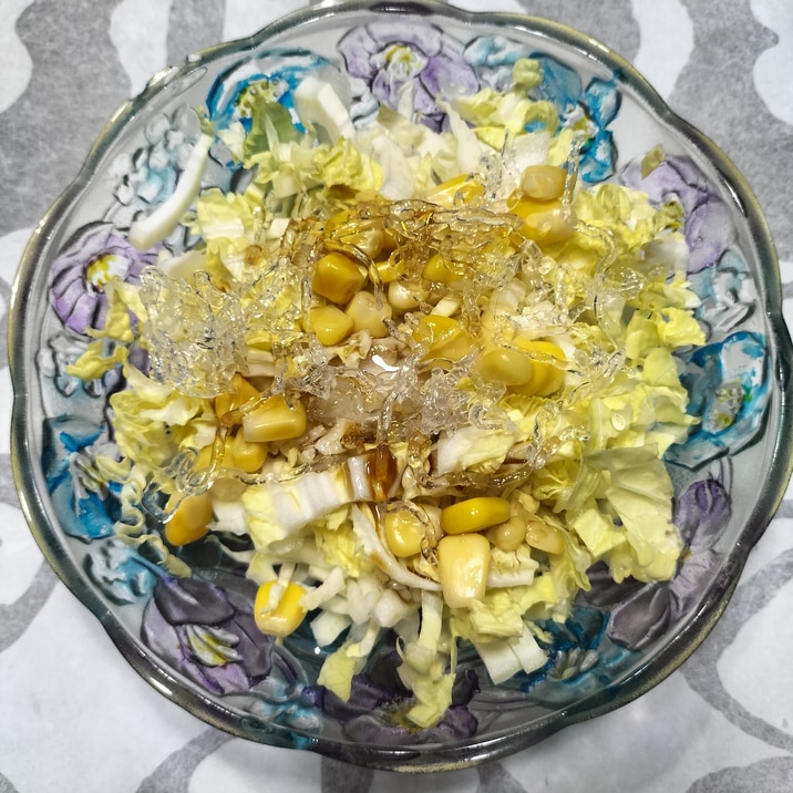 白菜とコーンとプチプチ海藻麺のサラダ